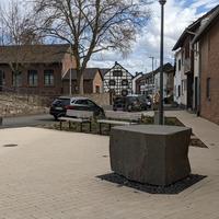 Quellstein auf dem Dorfplatz